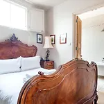 Traditional London Townhouse Close To Battersea Park By Underthedoormat