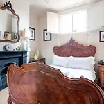 Traditional London Townhouse Close To Battersea Park By Underthedoormat