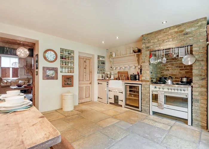Traditional London Townhouse Close To Battersea Park By Underthedoormat