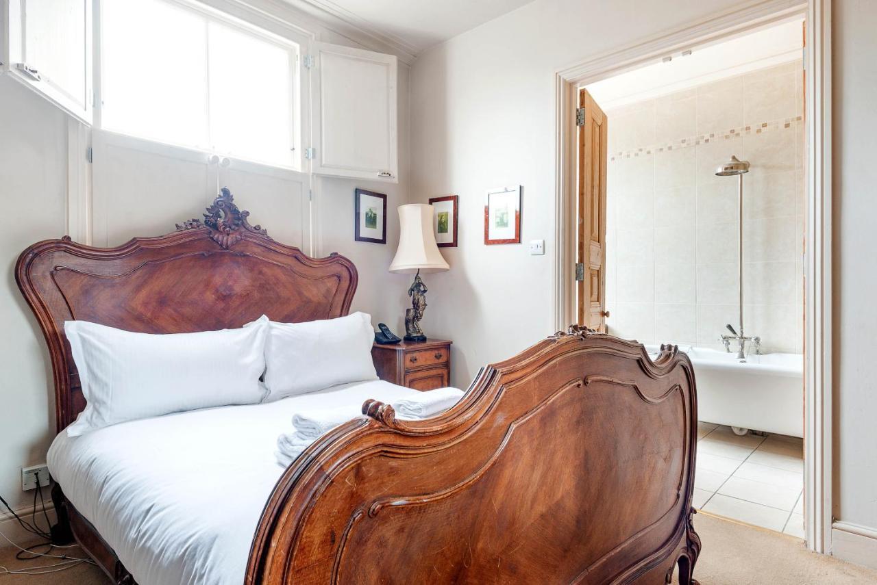 Traditional Townhouse Close To Battersea Park By Underthedoormat Londra