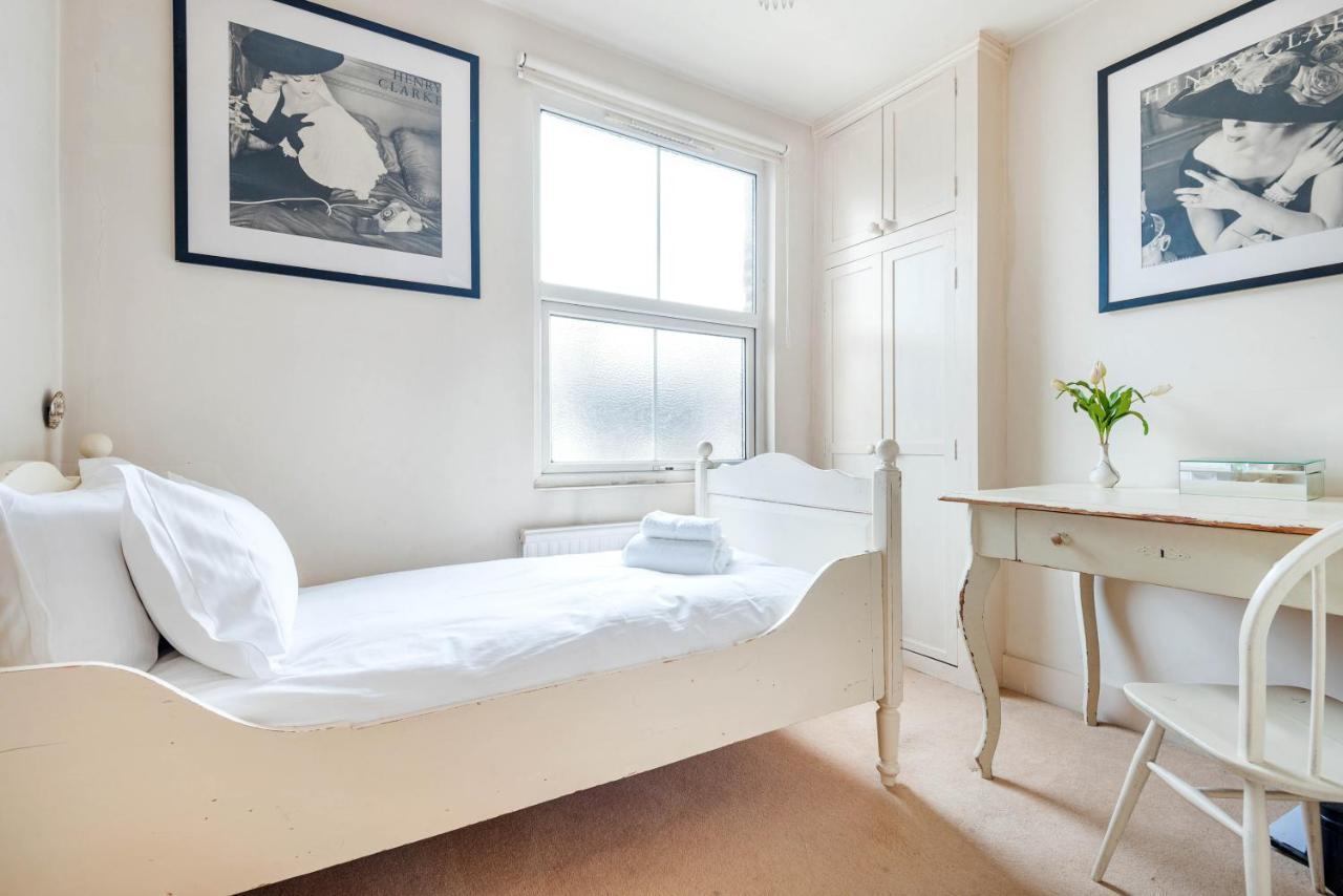 Traditional Townhouse Close To Battersea Park By Underthedoormat Londra