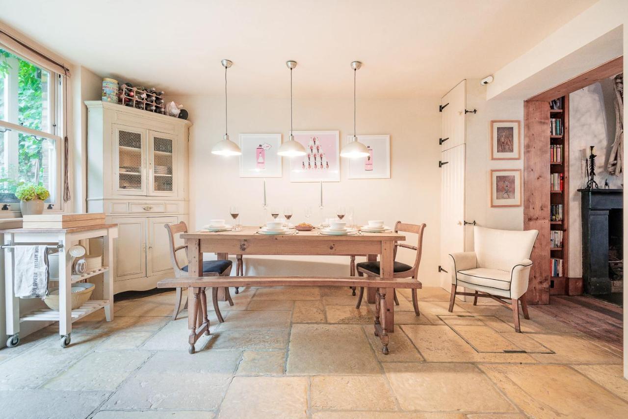 Traditional Townhouse Close To Battersea Park By Underthedoormat * Londra
