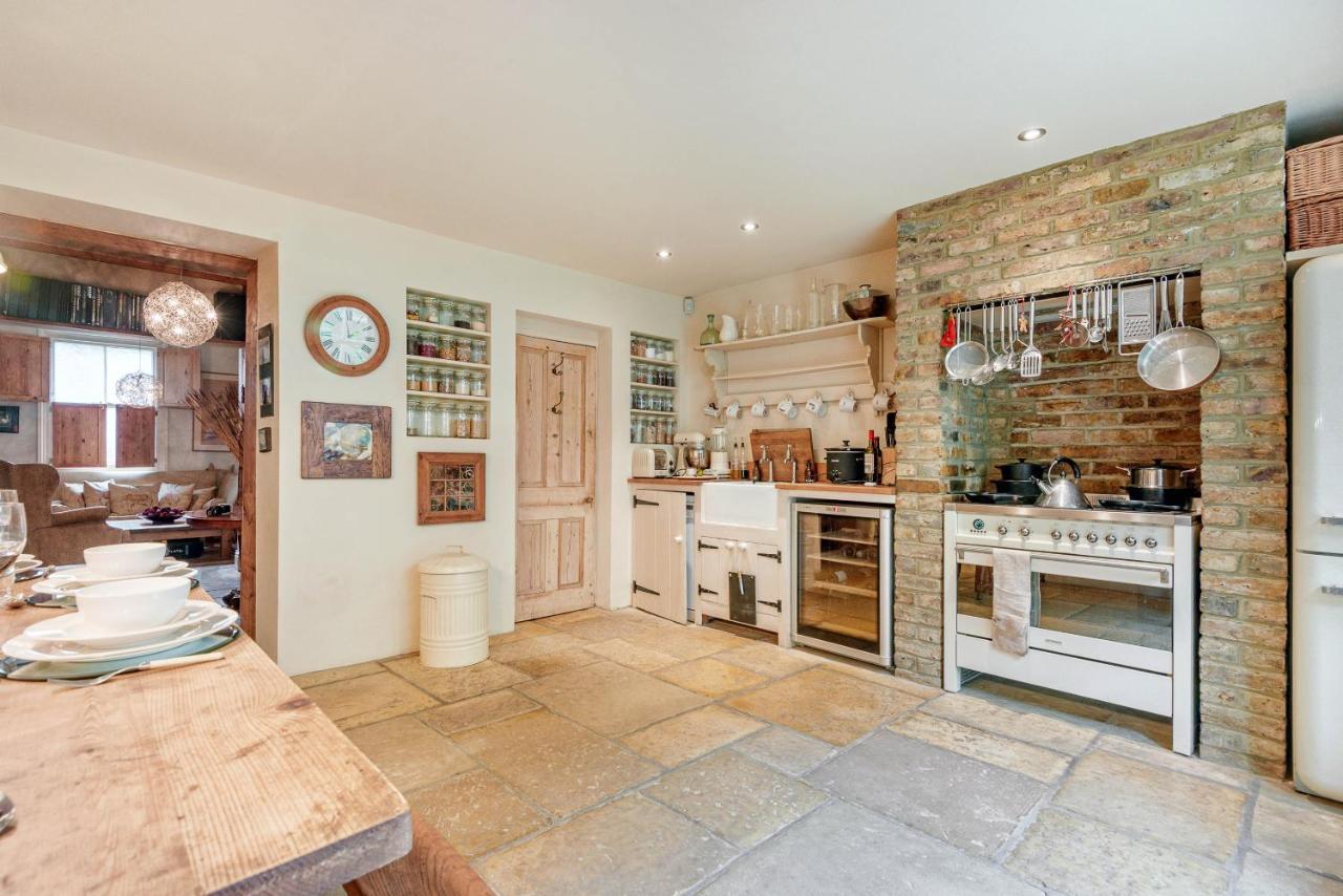 Traditional Townhouse Close To Battersea Park By Underthedoormat *