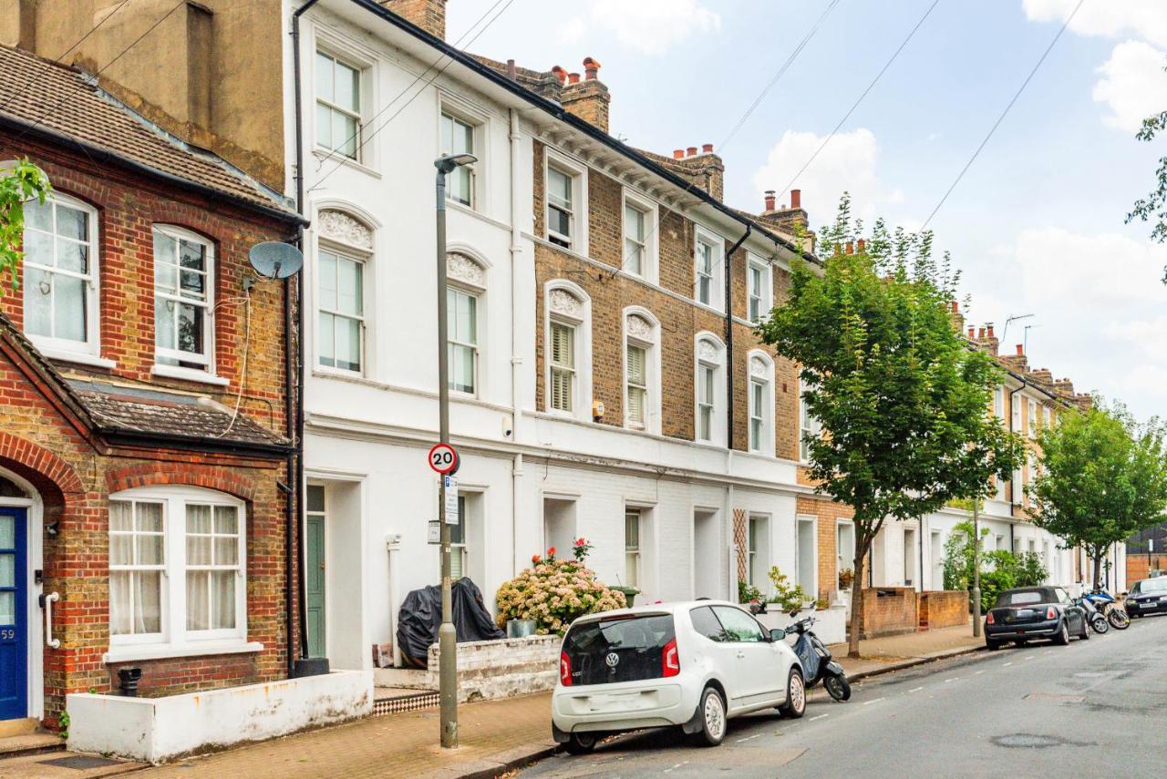Traditional Townhouse Close To Battersea Park By Underthedoormat Appartamento Londra