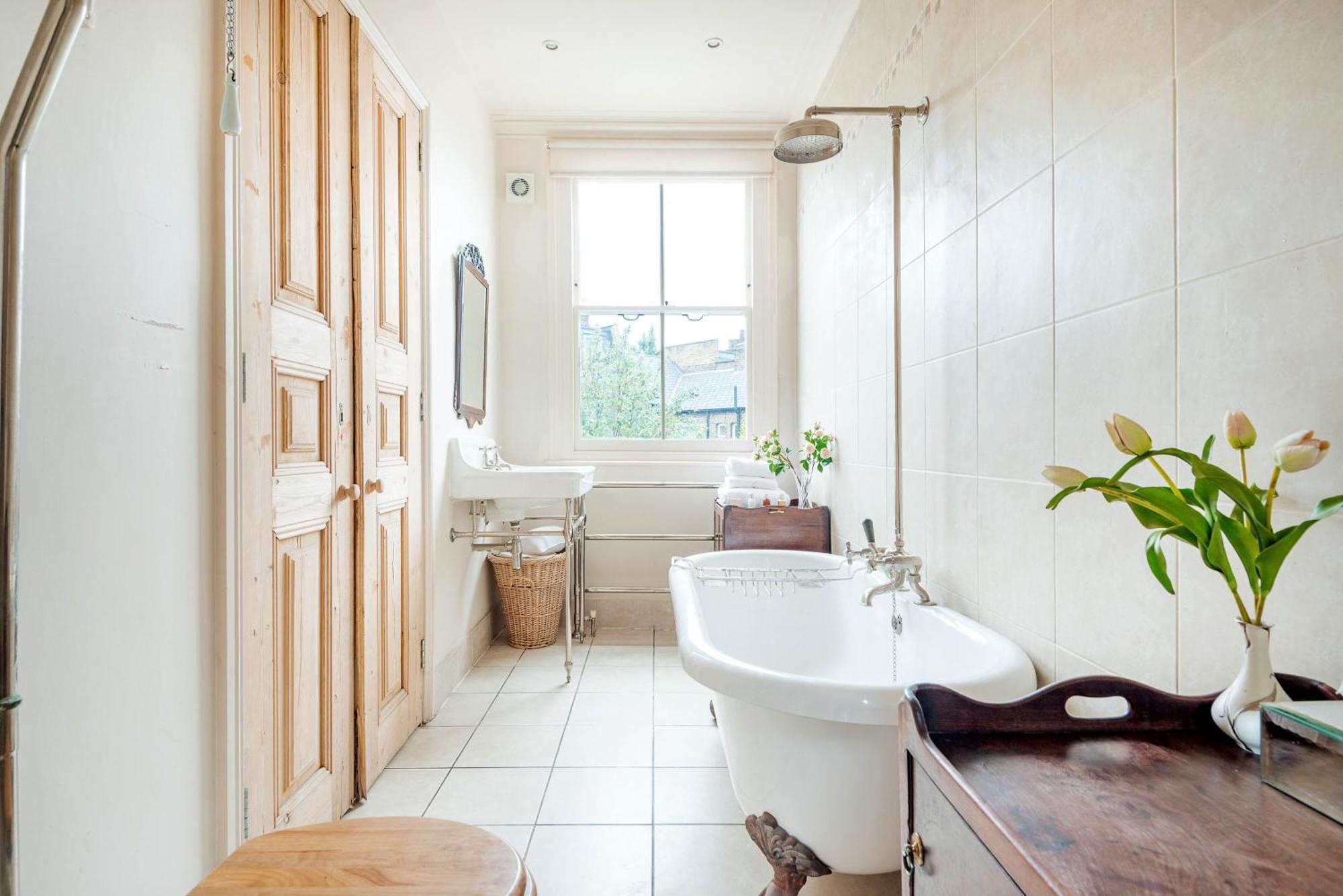 Appartamento Traditional Townhouse Close To Battersea Park By Underthedoormat Londra